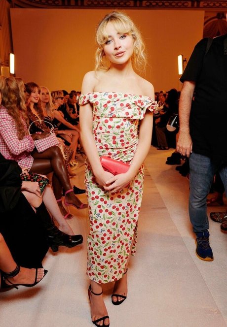 細身の巨乳OnlyFans ホット 写真