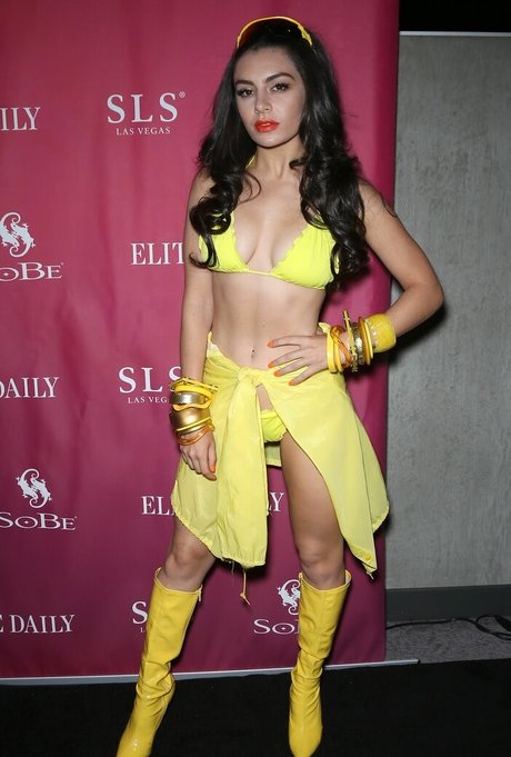 日焼けしたOnlyFans 美しい裸 写真