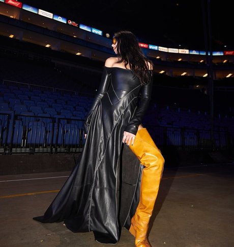 小柄なブロンドの熟女OnlyFans ホットヌード 写真