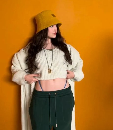 Dove Cameron ポルノスター アダルト 画像