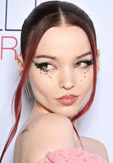 Dove Cameron ヌードモデル 画像