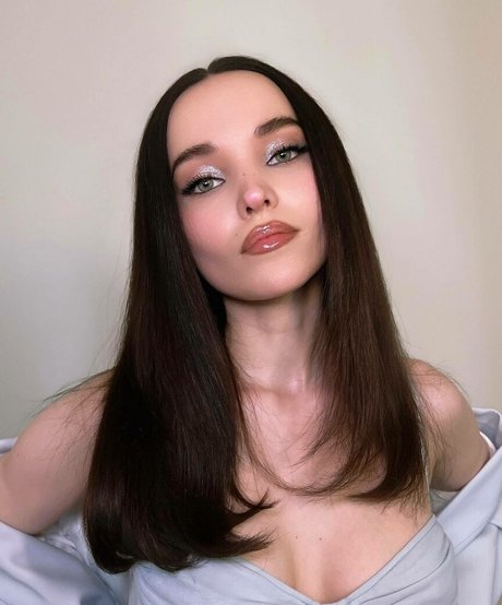Dove Cameron 完璧なポルノスター 写真