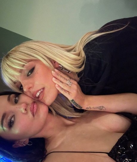 Dove Cameron ポルノスター ヌード 写真