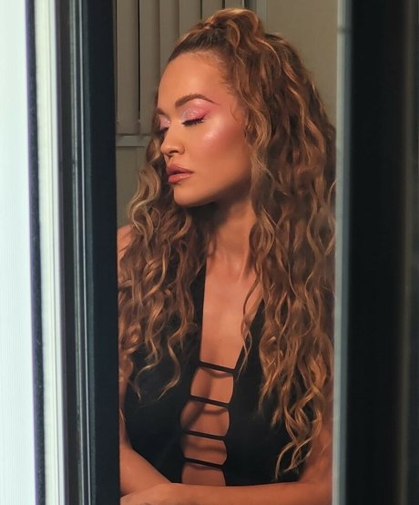 OnlyFansについて話す ホット裸 写真