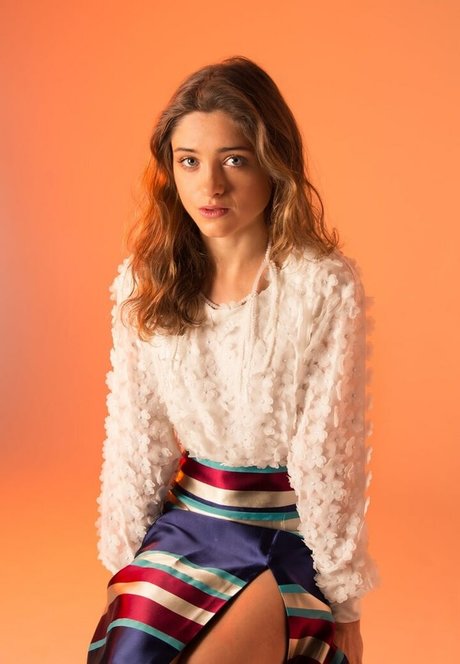 Natalia Dyer 完璧なモデル 画像