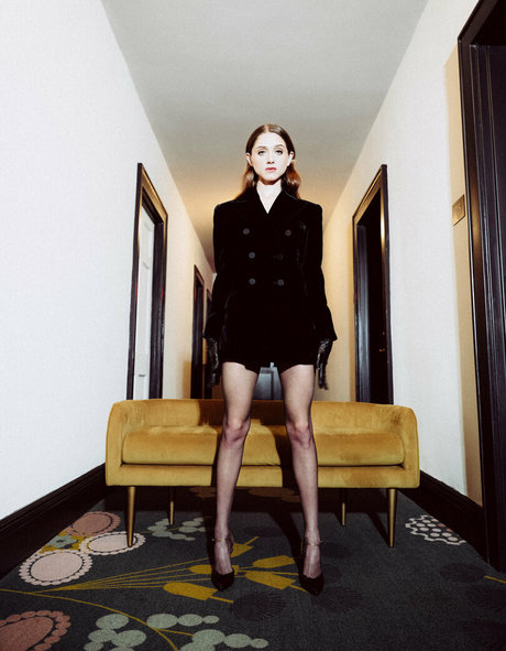 Natalia Dyer 裸の女優 写真