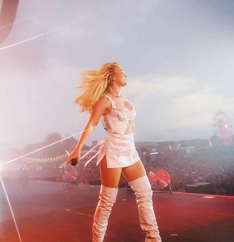 若いティーンのOnlyFans 美しいヌード 画像