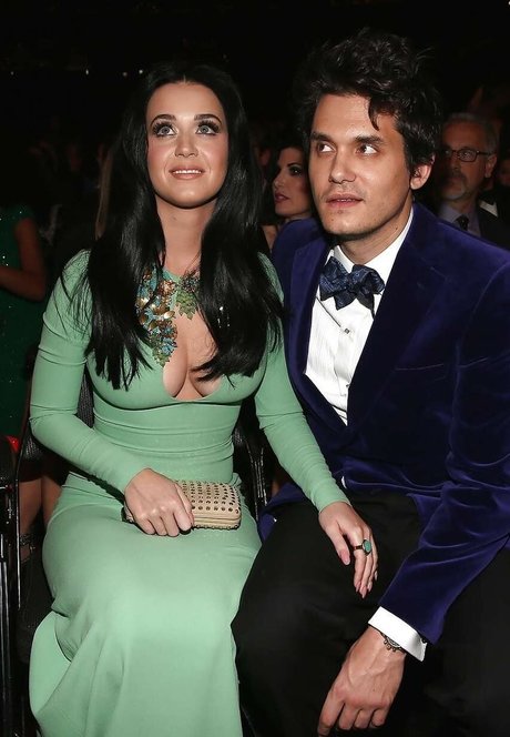 痩せた金髪の熟女OnlyFans ベスト 画像