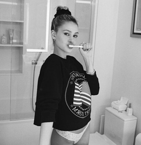 Nicola Peltz エロティックなモデル 画像