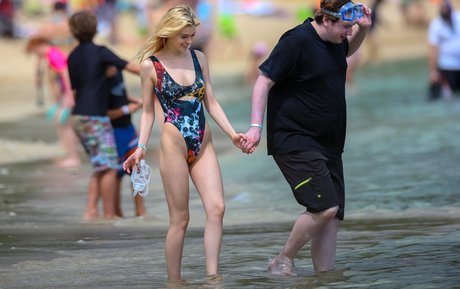 Nicola Peltz ポルノスター アーカイブ