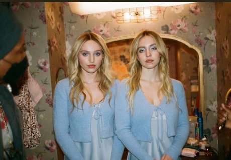 公共の場での猫のOnlyFans ホットポルノ 写真