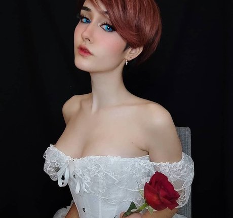 小柄なブロンドの熟女OnlyFans ホット 画像