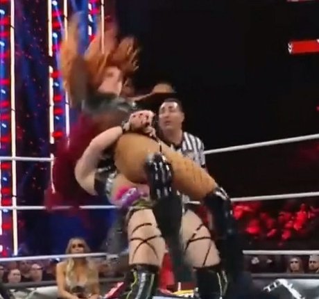 痩せた金髪の熟女OnlyFans セクシー ギャラリー