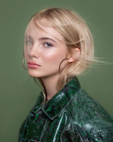 Freya Allan 美しいモデル 写真