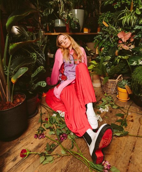 Freya Allan アートモデル 画像