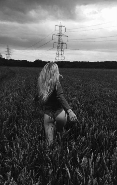 Freya Allan セクシーモデル ギャラリー