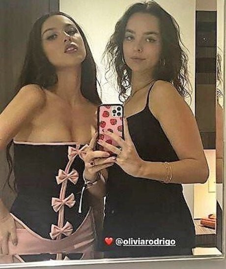 Olivia Rodrigo ポルノモデル 写真