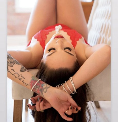 細身の巨乳OnlyFans セクシー裸 画像