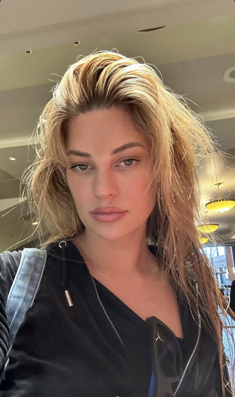 ぽっちゃりブロンドOnlyFans トップ 写真