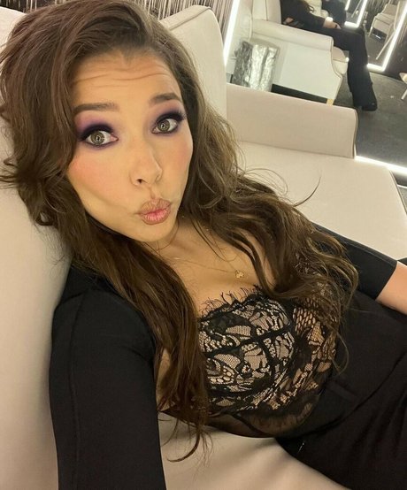 Jessica Parker Kennedy エロティック女優 アーカイブ