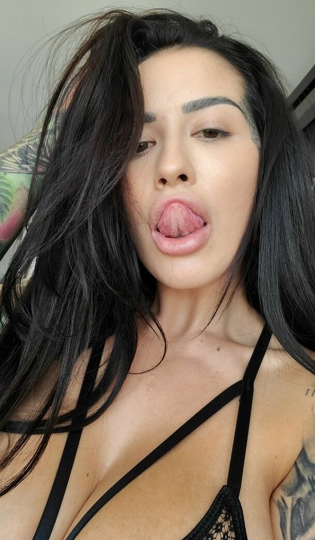 公共の場での猫のOnlyFans 美しい裸 写真