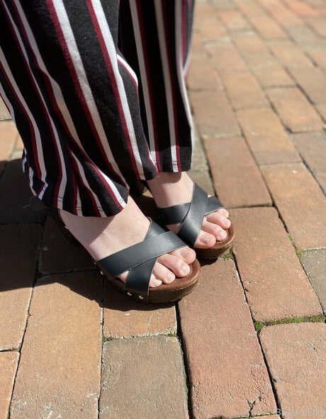 フラットオンリーファン ポルノグラフィック 画像