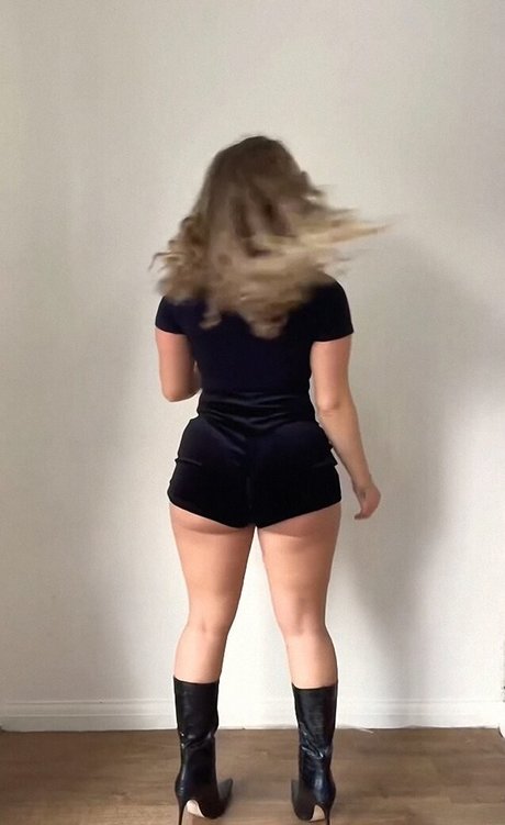 若い熟女OnlyFans セクシーヌード 画像