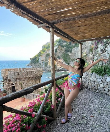 ティーンシーメールOnlyFans セクシー裸 写真