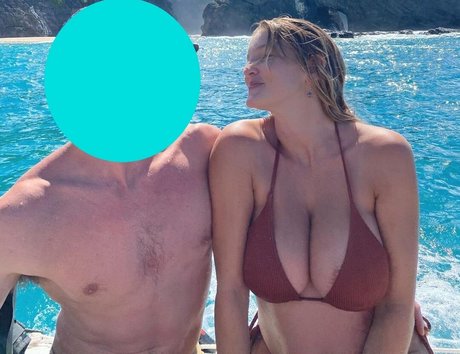 かわいい巨乳OnlyFans 美しいヌード 写真