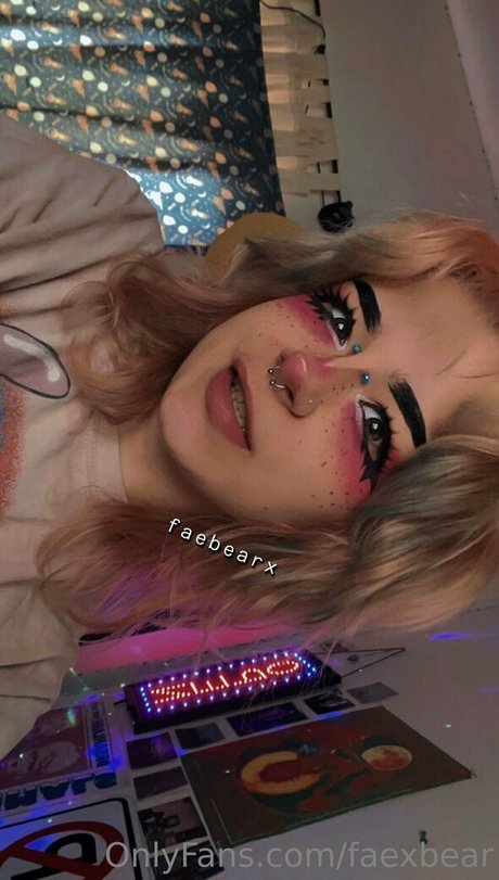 faexbear HDスター 写真