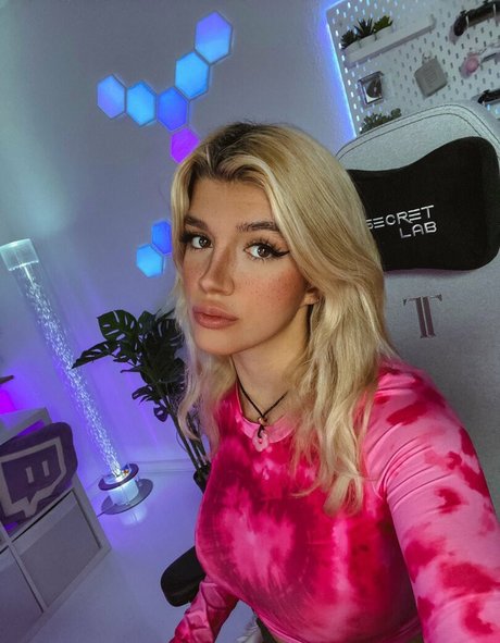 小柄なブロンドの熟女OnlyFans ポルノ 写真