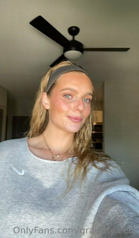 小柄なブロンドの熟女OnlyFans ホットセックス 画像