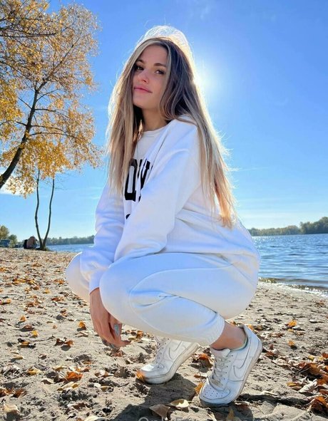 公共の場での猫のOnlyFans セクシー 写真