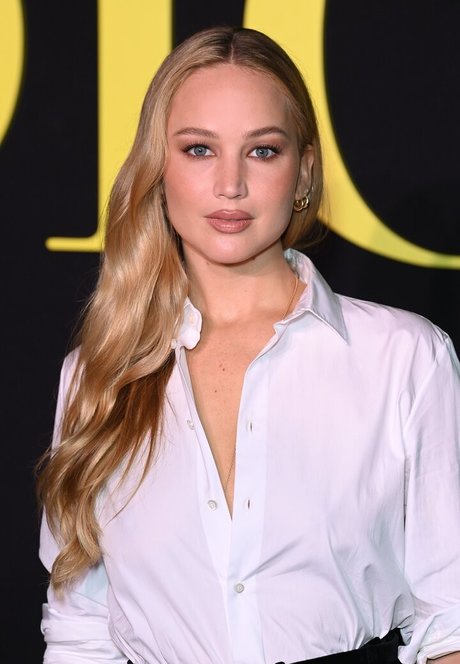 Jennifer Lawrence エロティックなモデル 画像