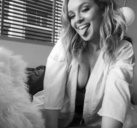 金髪の小柄なOnlyFans アートヌード ギャラリー