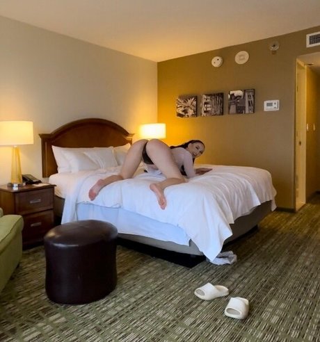 Auhneesh Nicole セックスモデル 画像