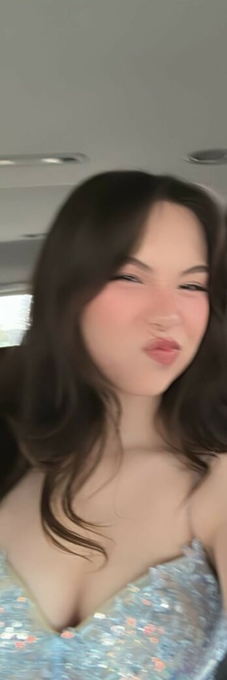 エモオンリーファン セクシーヌード ギャラリー