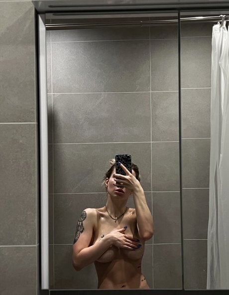 客室乗務員 OnlyFans アートヌード 画像