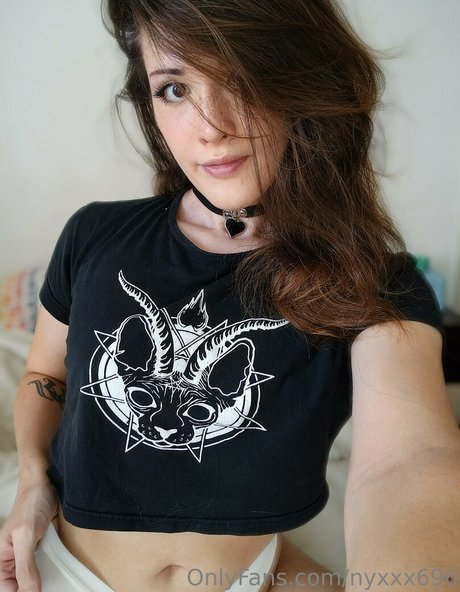 痩せた金髪の熟女OnlyFans アート裸 画像