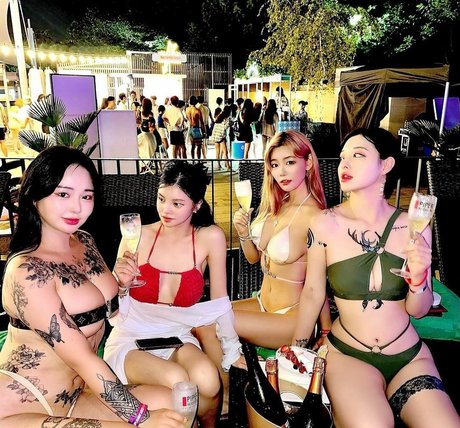 黒檀の濡れたおまんこOnlyFans アート裸 写真