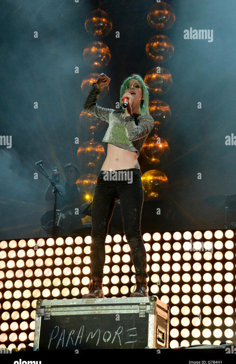 大学のOnlyFans セクシー裸 写真