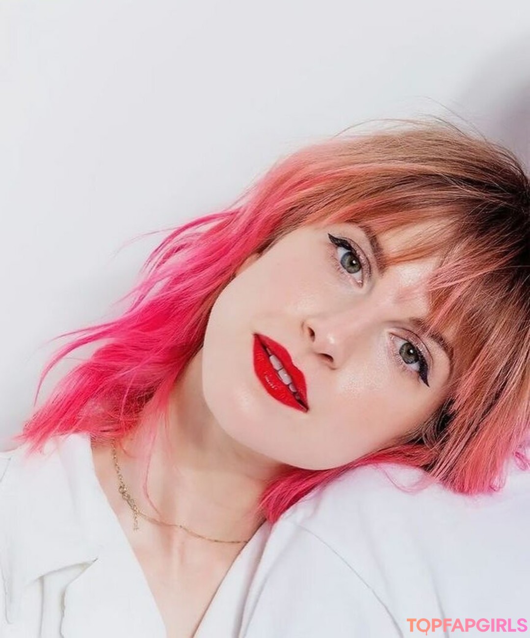 曲線美の赤毛OnlyFans ホットヌード 画像