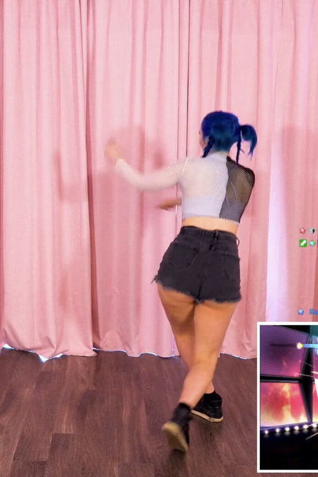 客室乗務員 OnlyFans セクシーヌード ギャラリー