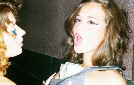 Milana Vayntrub ヌードモデル 画像