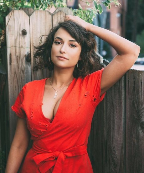 Milana Vayntrub ポルノスター 画像