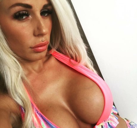 Hotwifey ヌードスター 写真