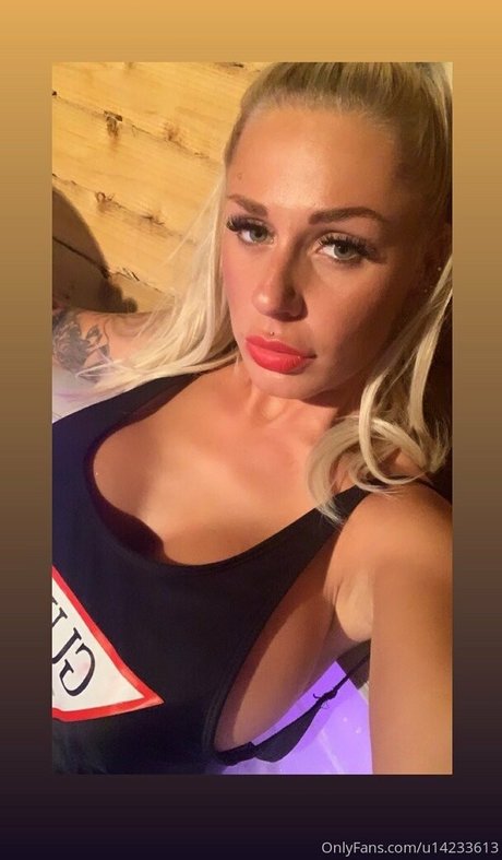 Hotwifey ポルノモデル 写真