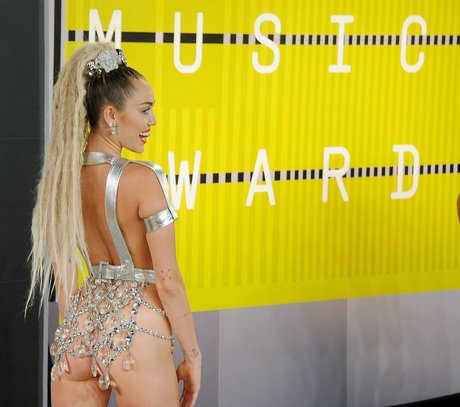 公共の場での猫のOnlyFans エロチック 画像