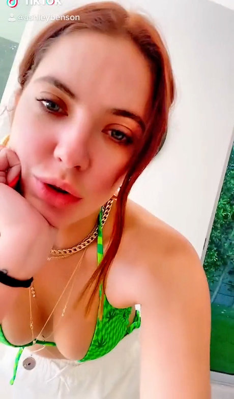 Ashley Benson 無料のスター 写真