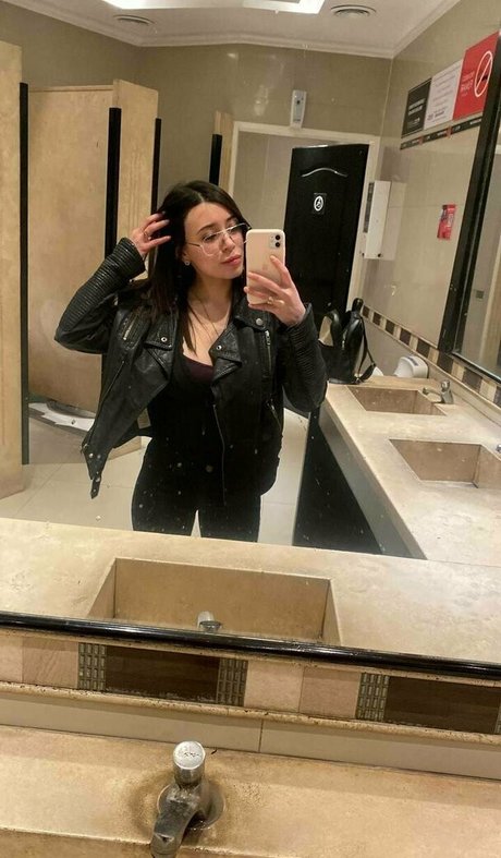 公共の場での猫のOnlyFans ポルノ 写真